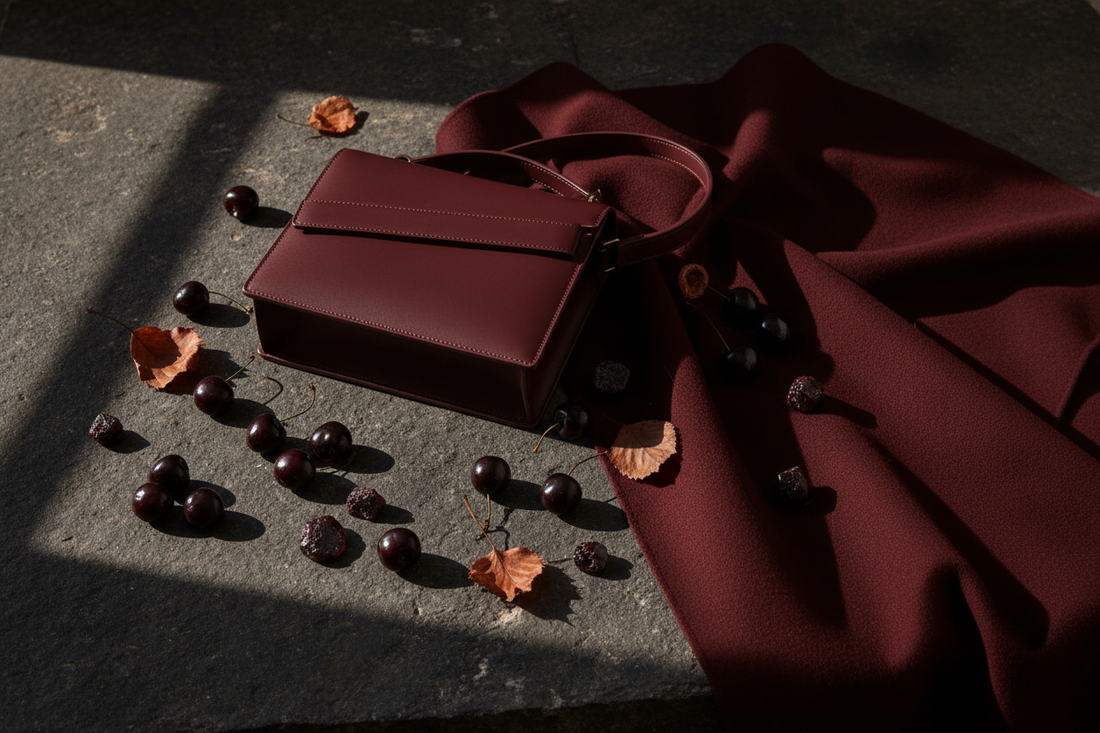 الهيمنة اللونية في الخريف والشتاء: وداعاً للرمادي الباهت، كيف يعيد لون "Oxblood" (الأحمر القاني الداكن) الحيوية والنضارة لإطلالتك؟